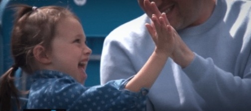 Fillette qui tape dans la main de son papa