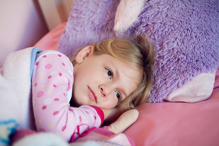 petite fille trite dans son lit