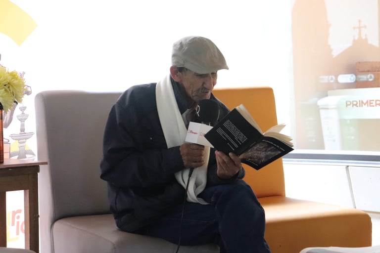 El poeta y escritor Jairo Carrasquilla Tobón el la presentación de su libro "Piel".