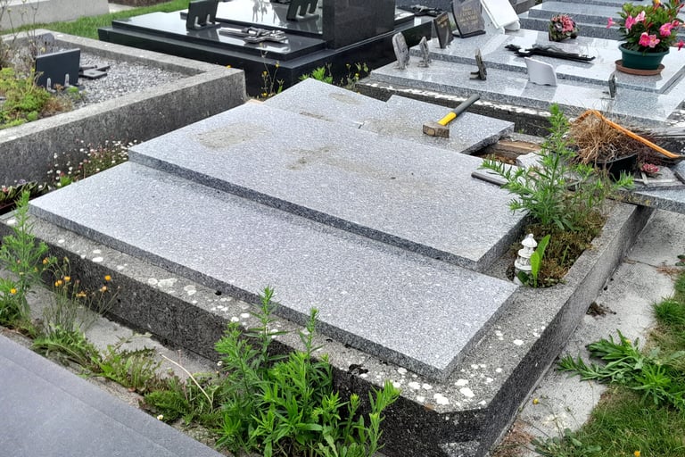 Monument funéraire abimé avant rénovation par Arnaud Sépultures Végétalisées