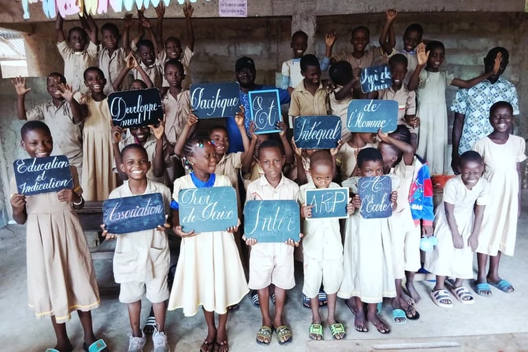 Élèves des écoles Roi de Paix au Bénin