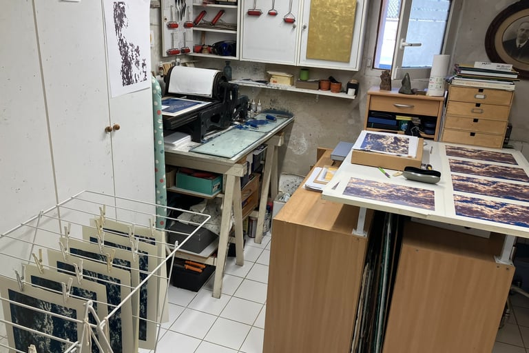 Photographie d'atelier de graveur. 
