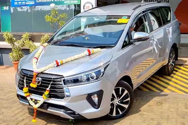 “Innova Crysta Taxi – family ke saath safe & spacious ride.