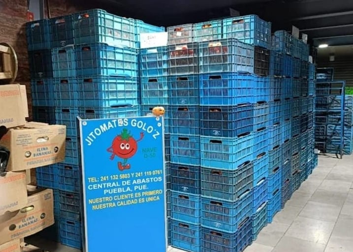 Cajas de jitomates de invernadero en la Central de Abastos de Puebla"