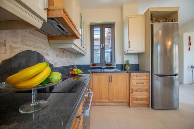 fully equipped kitchen