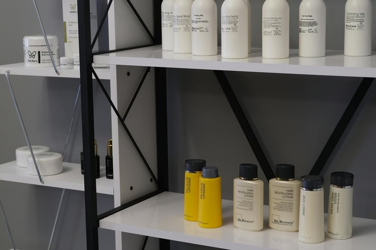 Productos de cuidado del cabello en fondo gris con estantes de herrería negro y blanco.