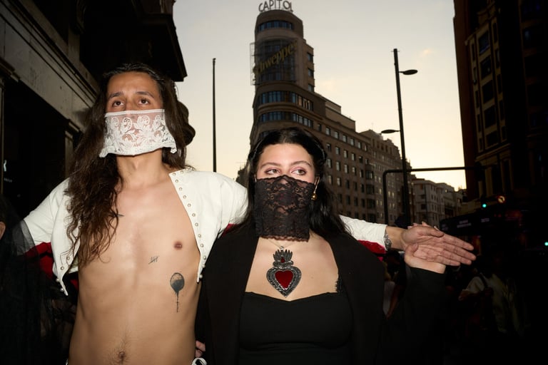 Performance VIA de Pedro Romero (@theromeroproject), acción performativa nocturna en espacio urbano