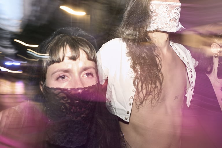 Performance VIA de Pedro Romero (@theromeroproject), acción performativa nocturna en espacio urbano