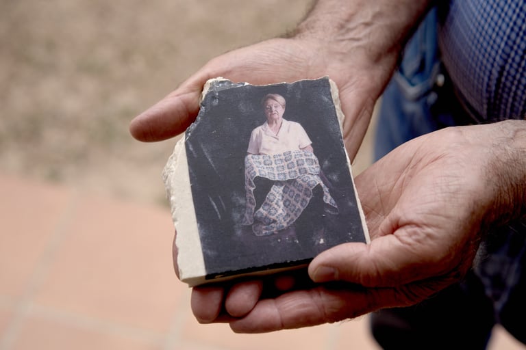 mi padre sostiene a mi madre. arte conceptual. 