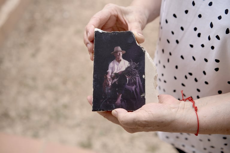 mi madre sostiene a mi padre. arte conceptual