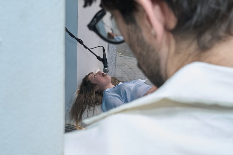 Fotografía de performance de Mireia Martínez (@mireiamartinez_actriz) sobre vínculos afectivos.