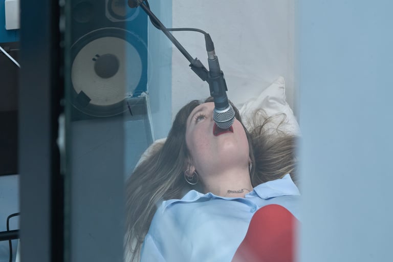 Fotografía de performance de Mireia Martínez (@mireiamartinez_actriz) sobre vínculos afectivos.