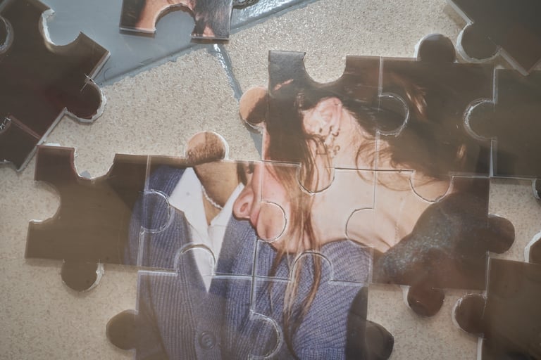 Fotografía de performance de Mireia Martínez (@mireiamartinez_actriz) sobre vínculos afectivos.