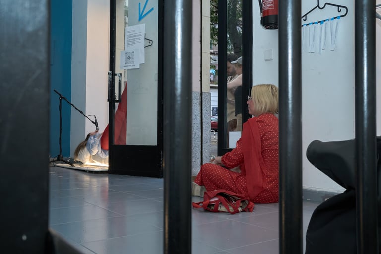 Fotografía de performance de Mireia Martínez (@mireiamartinez_actriz) sobre vínculos afectivos.