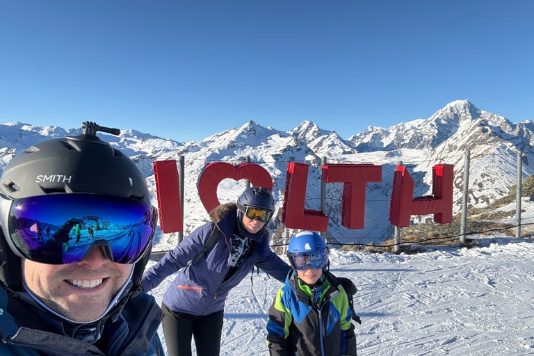 family in la thuile skiing