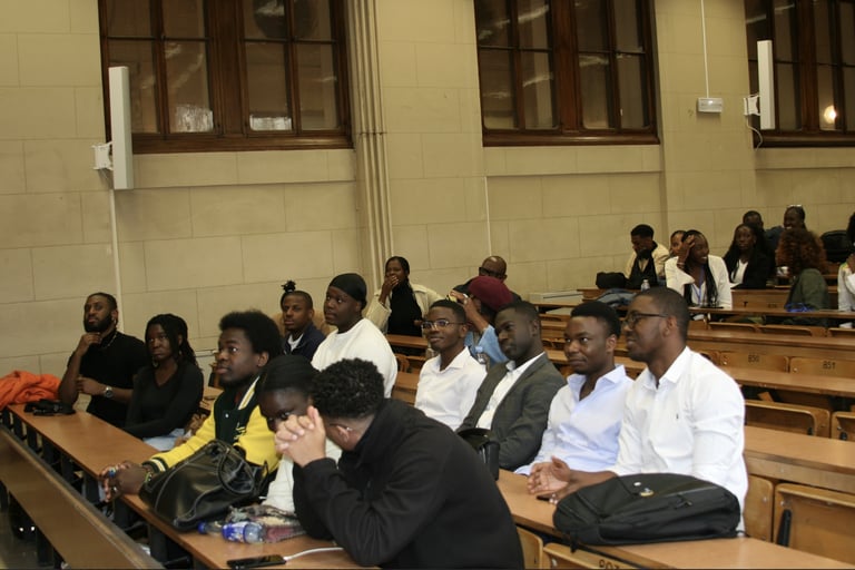 Étudiants assistant à la conférence AFRICANA 2024 dans un amphithéâtre de la Sorbonne