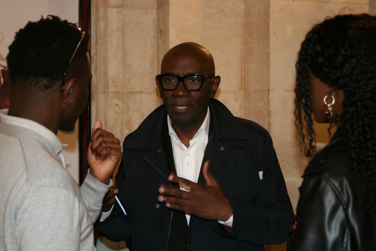 Discussion entre un intervenant et des participants pendant le networking d'AFRICANA 2024