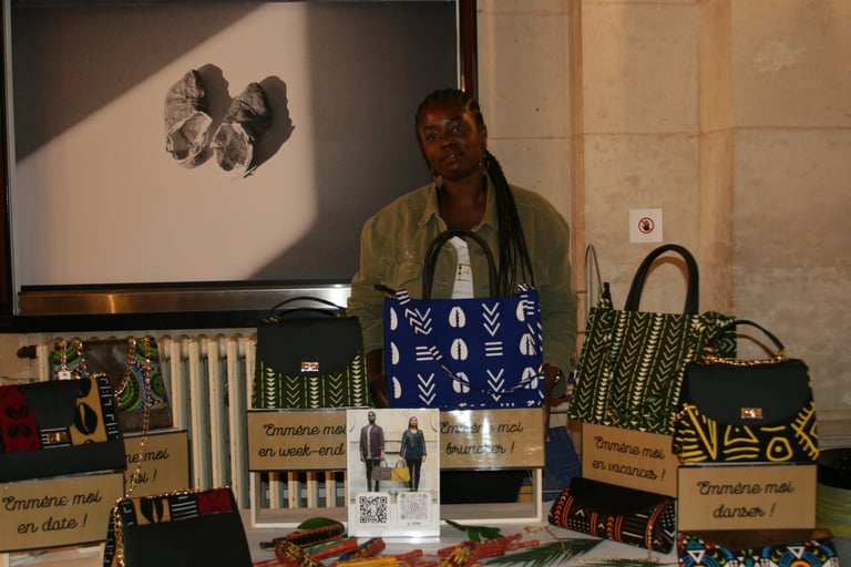  Stand d'artisanat africain avec sacs et accessoires en tissu wax lors d'AFRICANA 2024