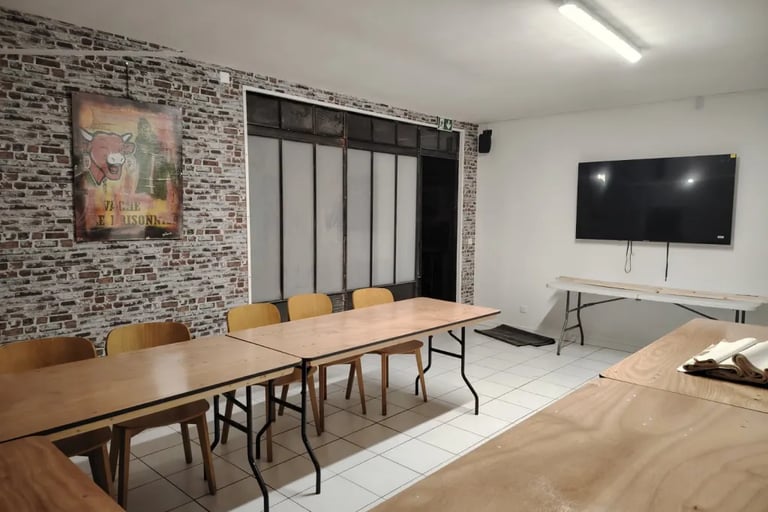 Vue du salon privé vintage avec mobilier rétro et ambiance feutrée pour les événements exclusifs de