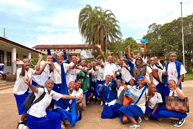 Elèves dans la cour intérieure du Lycée Wima, Décembre 2025