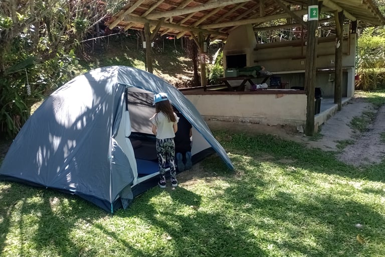Barraca fácil de montar em acampamento com crianças.