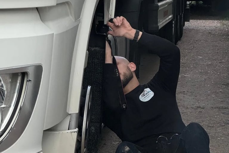 Kfz Gutachten nimmt Schadem am Fahrzeug auf