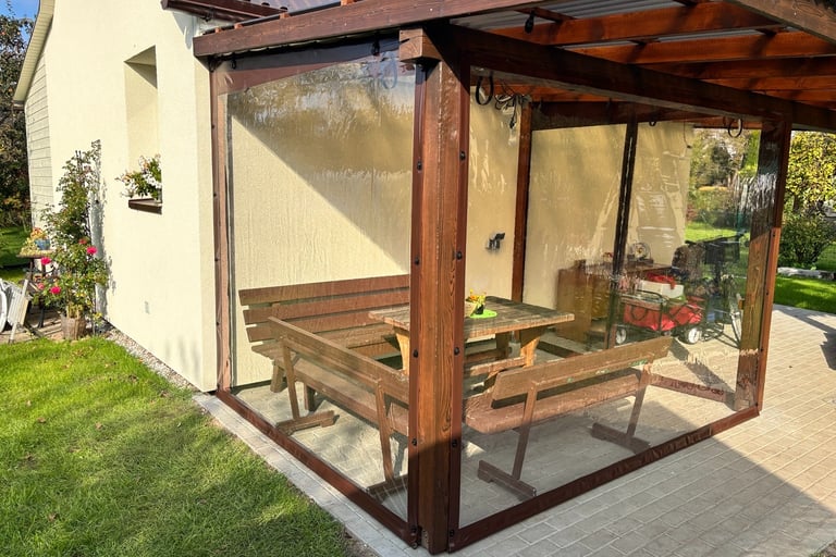 rudas tentas su juoda furnitūra