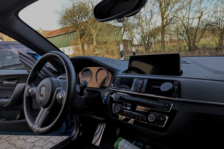 Autoaufbereitung BMW Cockpit Reinigung in Schleswig-Holstein – Detail Taxi Referenzen