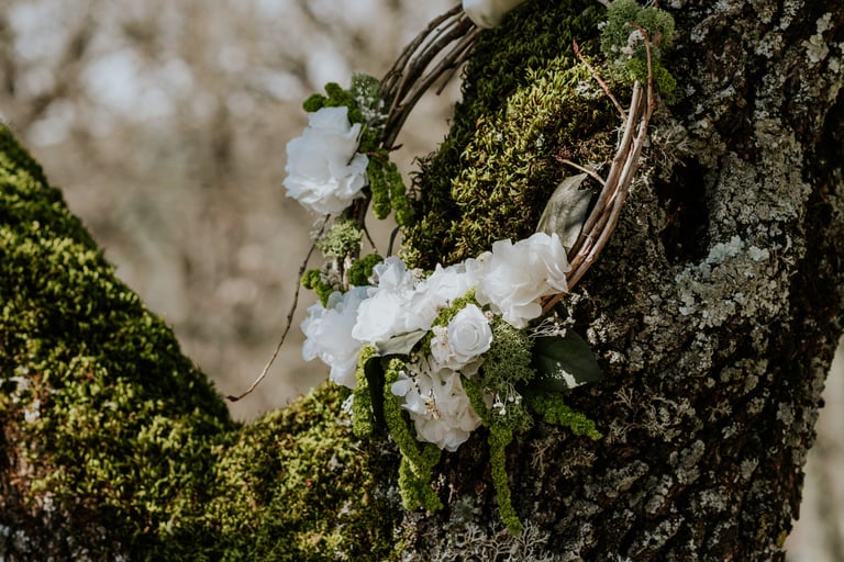 bouquet de mariée hortensia rose amarante pour porter à la main dans un arbre