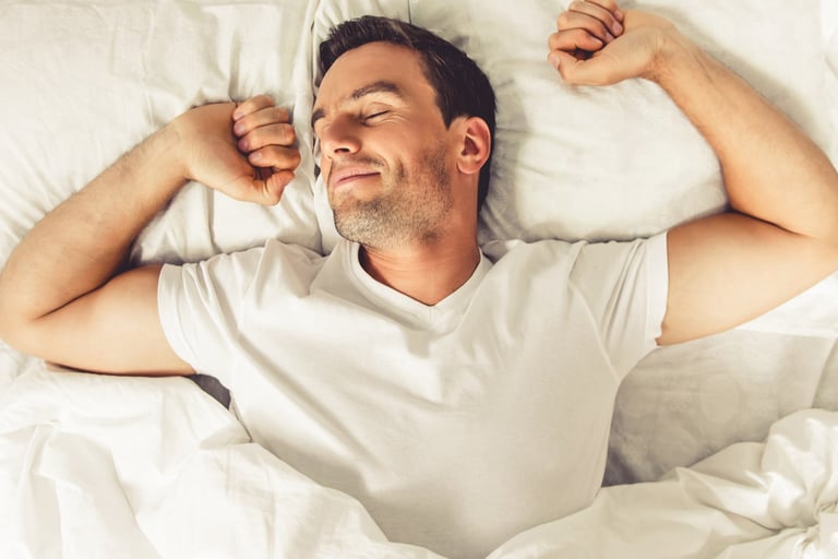 Hombre durmiendo placenteramente después de limpiar su colchón con Limpiamax 