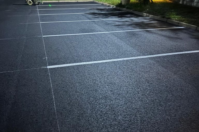 pintura viária em estacionamento