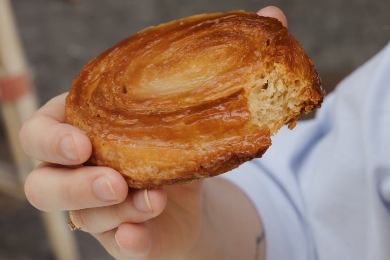 Dégustation d'un kouign amann en terrasse gourmandise
