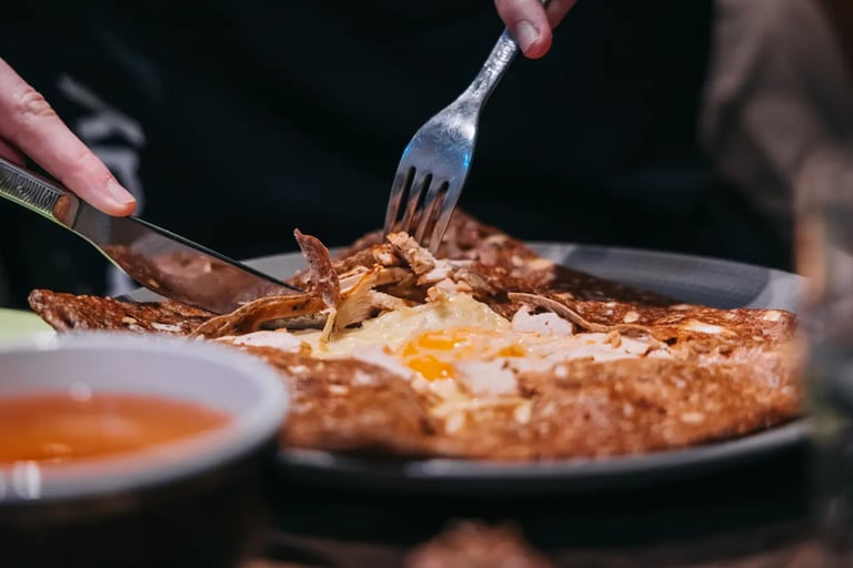 Manger une crêpe blé noir complète à Concarneau