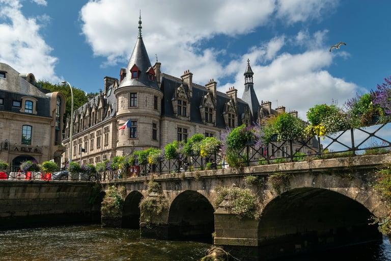 L'impressionnant bâtiment de la préfecture à Quimper et le pont Sainte-Catherine