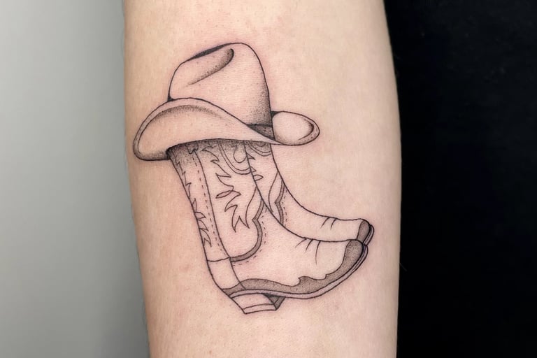 tatoueur petit tatouage de santiag à Big Foot Bayonne