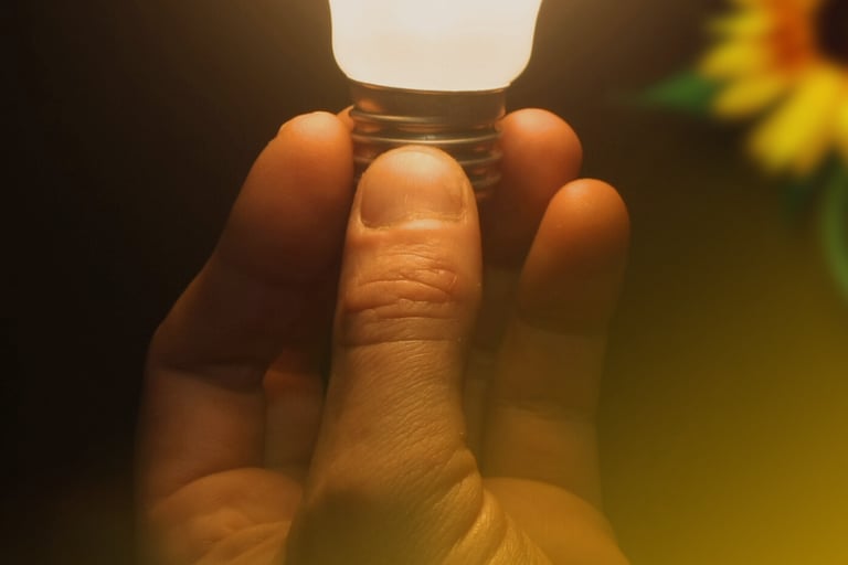 Imagem de uma lâmpada. Busca transmitira as ideias de criatividade e inovação.