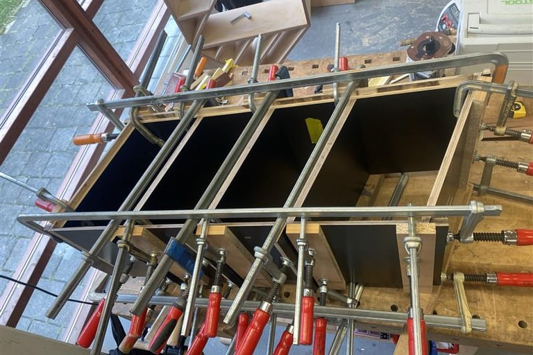 Ik heb veel lijmklemmen gebruikt om de Carlton kast te maken