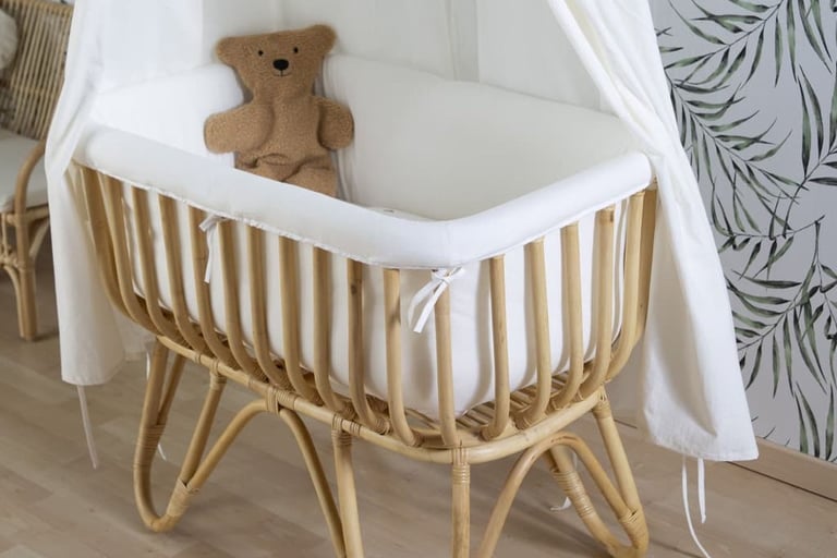Stijlvol rotan wiegje van Childhome voor een natuurlijke uitstraling in de babykamer.