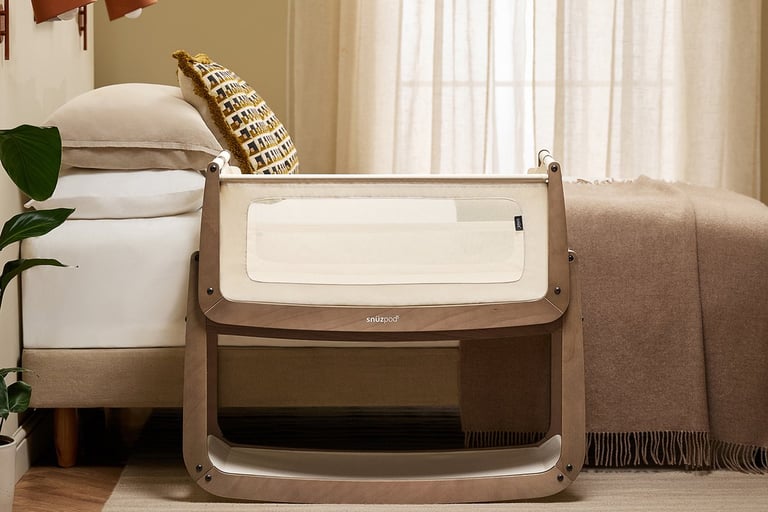 De SnuzpPod5 co-sleeper in een slaapkamer setting voor veilig samen slapen