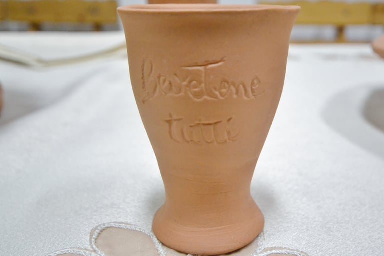 Calice di terracota con scritta ""Bevetene tutti" come disse Gesù ai discepoli durante la Pasqua
