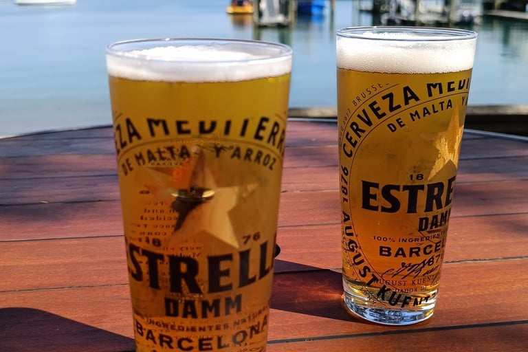 Cervecita en el paseo marítimo de Russell, Nueva Zelanda