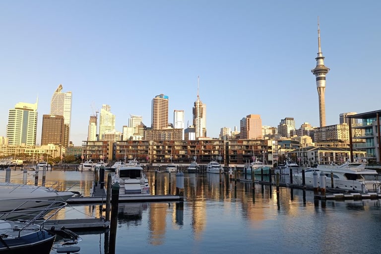 viaduct harbour de auckland con vistas a la sky tower