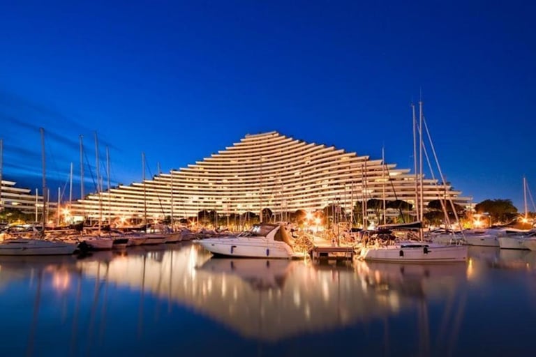 Marina baie des Anges, en soirée, avec quelques bateaux