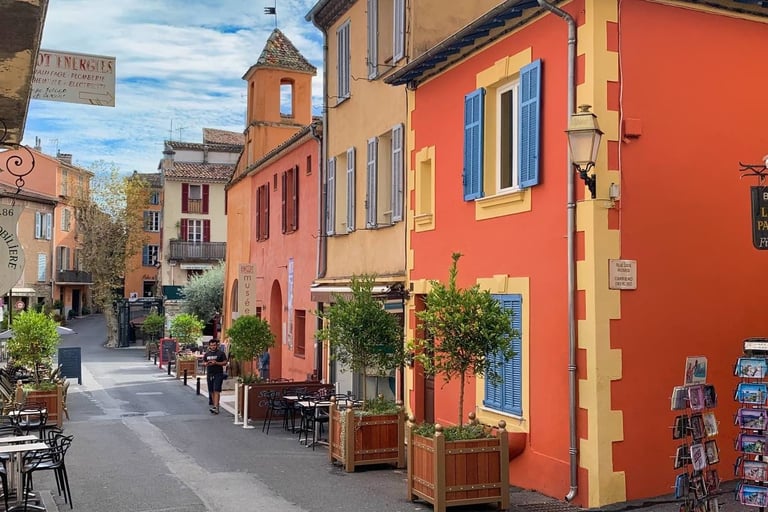 Une rue de Biot, habitations colorées 