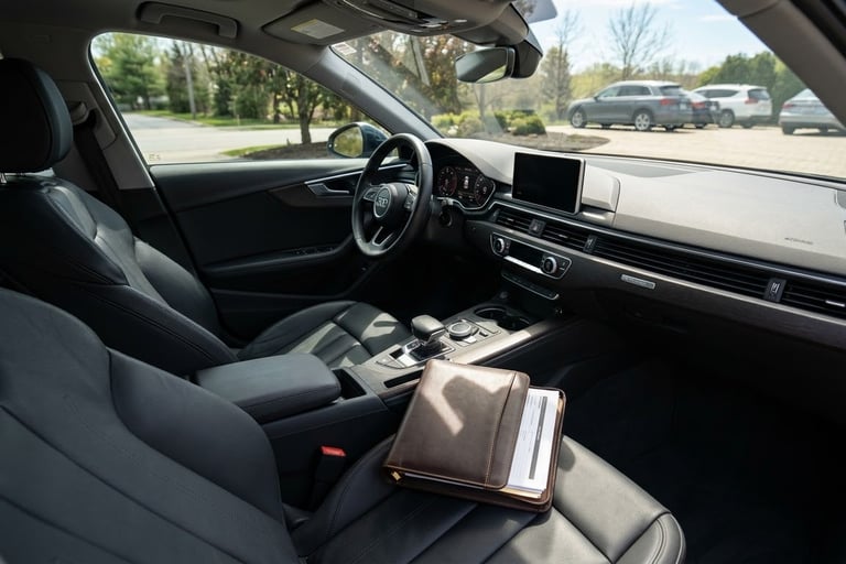 Intérieur de voiture rangé et dossier administratif prêt pour un convoyage sécurisé