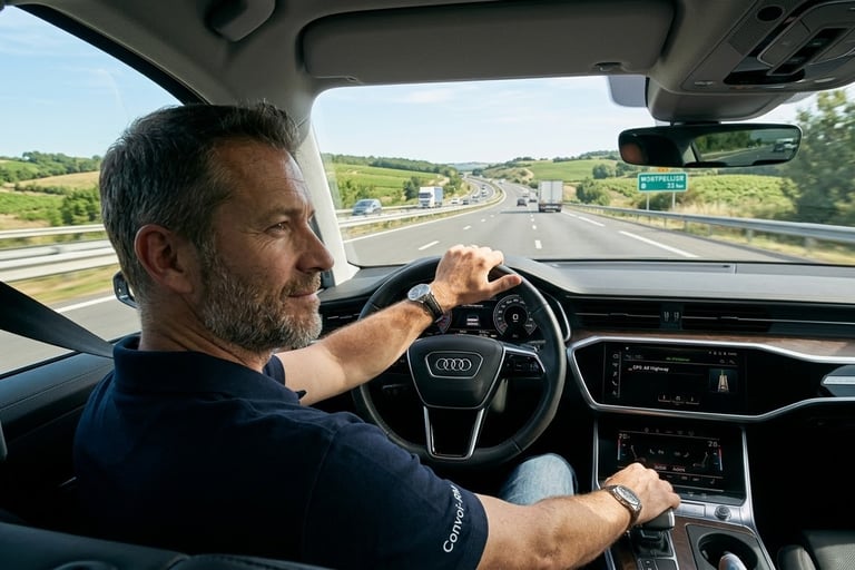 Convoyeur professionnel expérimenté conduisant sereinement une voiture sur l'autoroute