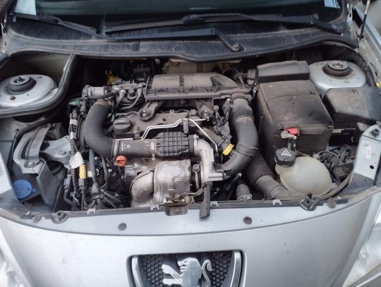 Moteur très encrassé avant nettoyage – compartiment moteur négligé