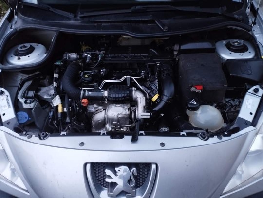 Nettoyage moteur professionnel – compartiment moteur propre et rénové