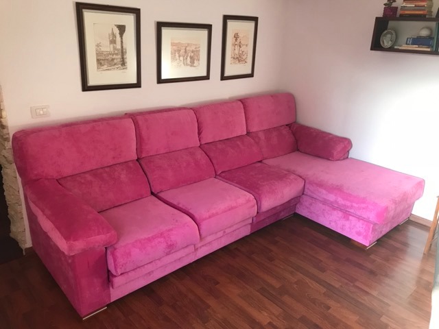 Sofá chaiselong tapizado en terciopelo fucsia para salón ecléctico. San Cristobal de la Laguna.