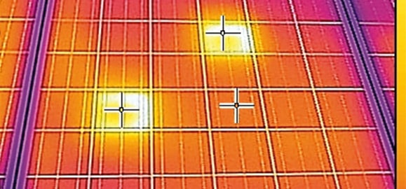 dron sa termalnom kamerom provjerava solarne panele